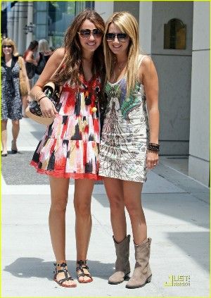 ashley-tisdale-miley-cyrus-04.jpg